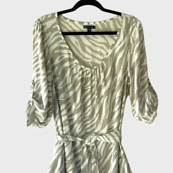 GAP | NWOT | ZEBRA PRINT GRAY & WHITE TAB SLEEVE DRESS | SIZE: MEDIUM - Picture 2 of 9